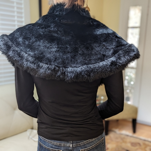 Black capelet, no size - Picture 3 of 3